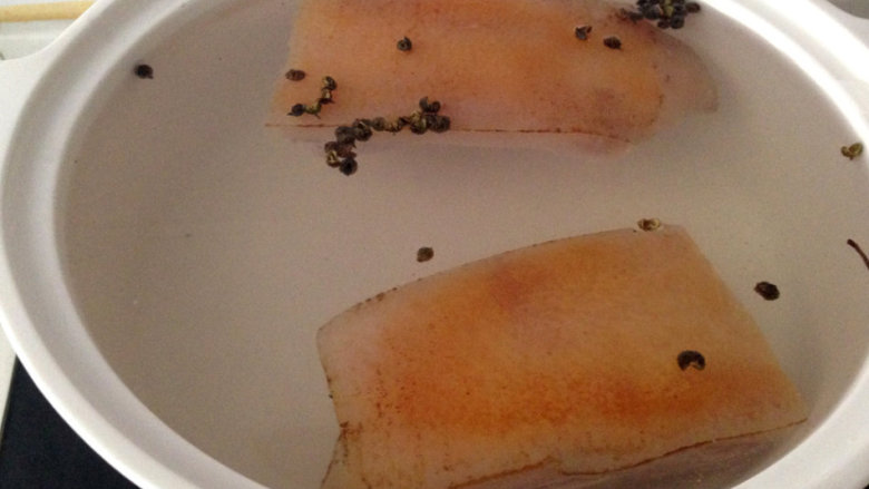 孕期版川味回锅肉,把<a style='color:red;display:inline-block;' href='/shicai/ 428'>五花肉</a>清洗干净，放入冷水锅内加<a style='color:red;display:inline-block;' href='/shicai/ 37'>姜</a>、<a style='color:red;display:inline-block;' href='/shicai/ 700'>花椒</a>、<a style='color:red;display:inline-block;' href='/shicai/ 718'>料酒</a>煮30分钟；
捞出后晾凉，置于冰箱冷藏后（冷藏后切片更容易），然后切成薄片