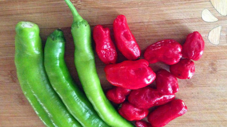 孕期版川味回锅肉,将<a style='color:red;display:inline-block;' href='/shicai/ 61'>青椒</a>切成滚到备用