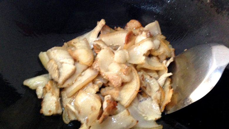 孕期版川味回锅肉,平底锅里放入适量油，7成热后放入五花肉，炒至卷曲状