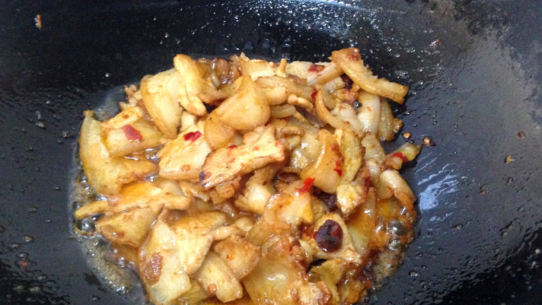 孕期版川味回锅肉,放入<a style='color:red;display:inline-block;' href='/shicai/ 3729'>白糖</a>炒均匀