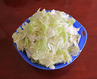 大锅菜,<a style='color:red;display:inline-block;' href='/shicai/ 113'>大白菜</a>用盐水泡15分钟,控水后用手撕成小片备用。(白菜帮撕的时候要分层撕,撕的块小一点)
