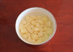 大锅菜,<a style='color:red;display:inline-block;' href='/shicai/ 23'>土豆</a>削皮后切滚刀块,用水洗掉表面的淀粉。
