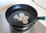 雨花石黑芝麻汤圆,取50g<a style='color:red;display:inline-block;' href='/shicai/ 520'>糯米粉</a>用温水和成团,拍成小饼放入开水中煮熟。