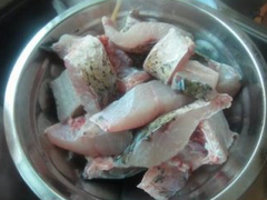 糍粑鱼,草鱼或者鳙鱼去鳞去腮去肠,洗干净切块。糍粑鱼一个特征就是切成糍粑大小的块子。