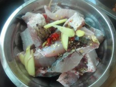 糍粑鱼,用盐，<a style='color:red;display:inline-block;' href='/shicai/ 134333'>黑胡椒</a>，干辣椒，<a style='color:red;display:inline-block;' href='/shicai/ 700'>花椒</a>，<a style='color:red;display:inline-block;' href='/shicai/ 3250'>葱</a>段，鸡精给鱼块码味。注意不要太咸，因为后面还会加酱油烹。
