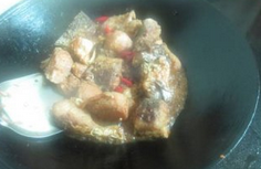 糍粑鱼,放酱油，<a style='color:red;display:inline-block;' href='/shicai/ 718'>料酒</a>，一点点醋和<a style='color:red;display:inline-block;' href='/shicai/ 10588'>糖</a>，黑胡椒调味。加一点点水。盖上锅盖中火收汁起锅，撒小葱末。