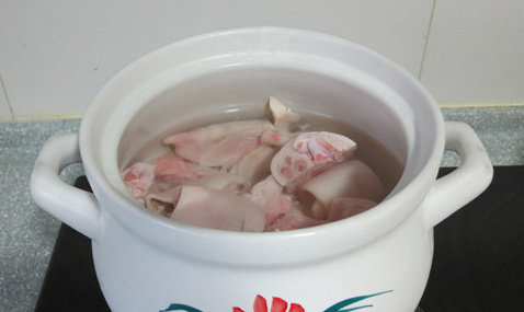 猪蹄黄豆莲藕山药煲,将洗净的猪蹄块放入砂锅加满水做于燃气灶上