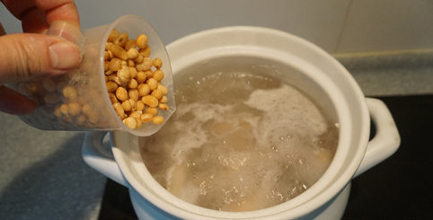猪蹄黄豆莲藕山药煲,大火煮开撇去浮沫,将黄豆放入(最好是提前泡一下,1个小时就可以,没时间也可以直接用)