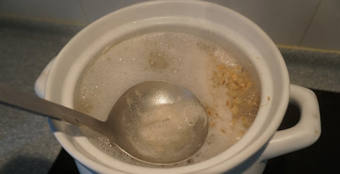 猪蹄黄豆莲藕山药煲,开锅后撇去浮沫,将处理好的调味料放入,转慢火炖煮90分钟左右,用筷子一扎能扎动