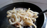蒜酱皮冻,锅内烧清水,冷水下猪皮