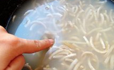 蒜酱皮冻,待熬制半黏稠状时,关火放凉后,冷藏4小时,取出后切片,淋上蒜酱油即可食用