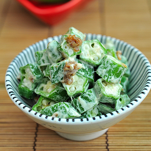 梅子拌秋葵,切好的秋葵装碟,在顶部放上梅肉碎,再挤上<a style='color:red;display:inline-block;' href='/shicai/ 733'>色拉酱</a>。吃前拌开即可。
