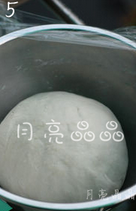上海生煎,发酵好的面团,慢慢揉合排气,揉均匀。
