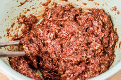 羊肉饺子,羊腿绞肉、绍兴酒、<a style='color:red;display:inline-block;' href='/shicai/ 788'>生抽</a>、<a style='color:red;display:inline-block;' href='/shicai/ 762'>老抽</a>放在大碗里顺时针搅拌到肉馅开始变粘稠