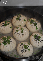 上海生煎,倒入小半碗清水,没过锅底,撒上黑芝麻和葱花。(这里加水的量根据生煎包的大小调整,如果生煎包的个头较大,那么需要加水到生煎包大约1/3处,否则加热时间太短会导致生煎包内部不熟)
