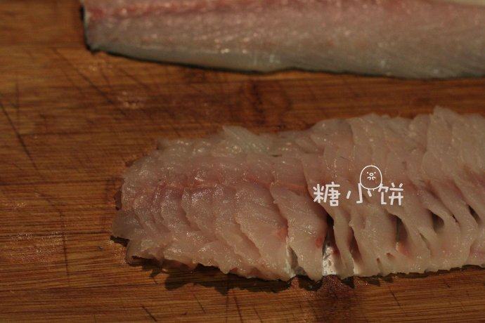 富贵庆余年,取其中一片鱼肉,斜着刀片出鱼肉片
