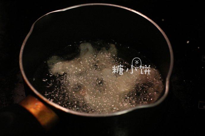 富贵庆余年,用了大概3/4的鱼肉片来切鱼片,切好的鱼片两侧扑上干淀粉,大火油炸至干爽备用