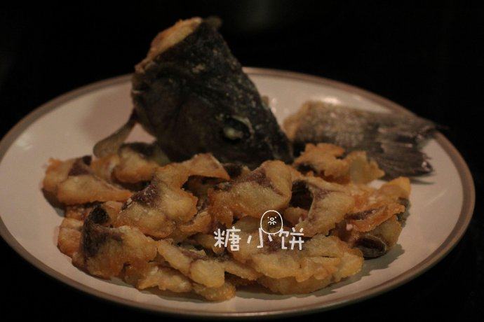 富贵庆余年,鱼片都炸好,鱼头和鱼尾也扑一点干淀粉炸过备用