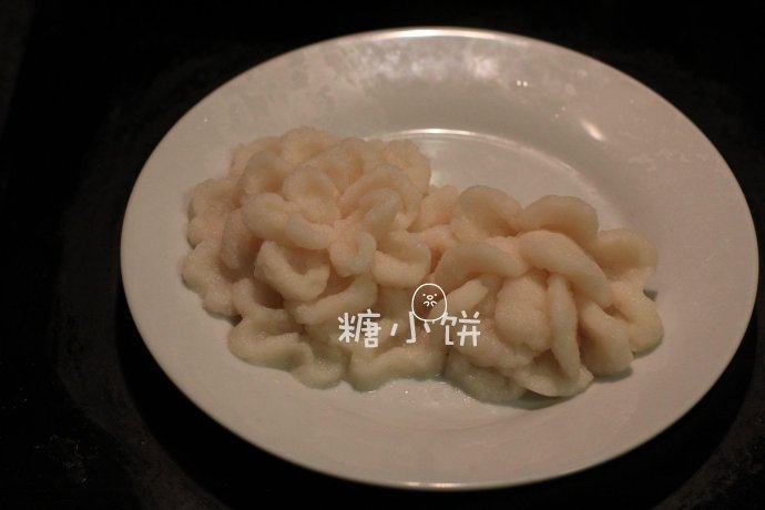 富贵庆余年,生的捏好造型的鱼泥花。鱼泥花里面几乎没有加淀粉,基本上都是鱼肉
