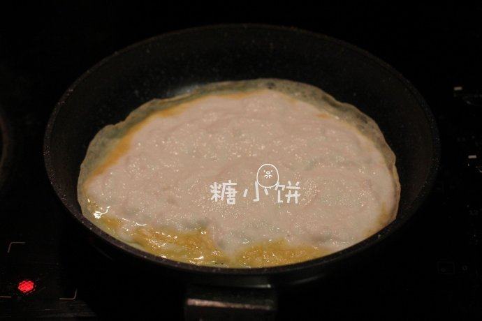 富贵庆余年,摊成蛋皮,趁蛋液还没完全凝结的时候就铺上步骤17准备好的鱼泥