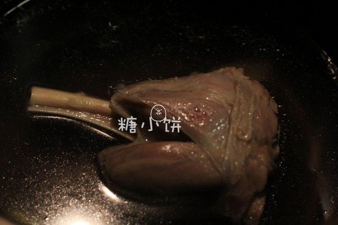 富贵庆余年,这是提前炖好的羊肉汤,是用羊的前小腿加几片姜和一点盐炖的,这个要提前准备好
