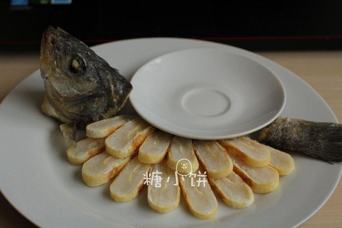 富贵庆余年,将煮熟的鱼糕卷捞出沥水,切成片状装盘
