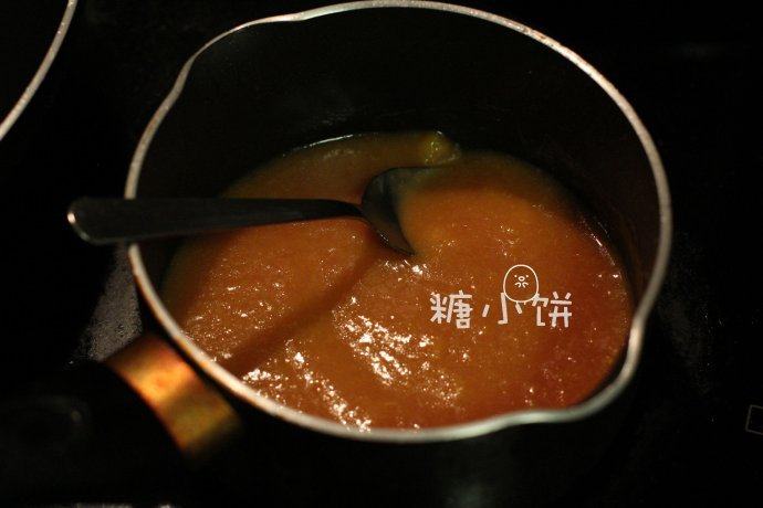富贵庆余年,倒入锅中加<a style='color:red;display:inline-block;' href='/shicai/ 699'>番茄酱</a>2汤匙和细盐一小撮煮开,倒入淀粉水(淀粉1茶匙+水20ML)勾芡,将做好的桃酱淋在炸鱼片上,再取部分羊肉清汤淋在鱼糕卷上,即成