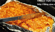 广式脆皮烧肉,取出,用刀刮去烤焦的部分,然后抹上一点点油(或者用cooking spray喷少许油),继续烤10分钟左右;