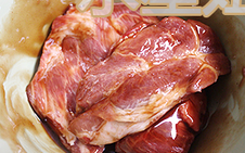 红笼献祥瑞,均匀地抹在叉烧肉四周,按摩5min后冷藏过夜