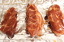 红笼献祥瑞,.将腌好的叉烧肉放烤架上,430F烤50min,中间取出一次,翻面并涂上蜂蜜(腌的料也可以)