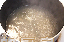 羊肉泡馍,首先将<a style='color:red;display:inline-block;' href='/shicai/ 329'>羊肉</a>泡水约2小时把血水泡出来，然后切成4cm边长的丁；在锅里加入各种<a style='color:red;display:inline-block;' href='/shicai/ 3742'>香料</a>和水，加入<a style='color:red;display:inline-block;' href='/shicai/ 329'>羊肉</a>，大火煮开后转小火炖2小时至汤显白汁，然后将<a style='color:red;display:inline-block;' href='/shicai/ 3742'>香料</a>和<a style='color:red;display:inline-block;' href='/shicai/ 329'>羊肉</a>分别捞出，<a style='color:red;display:inline-block;' href='/shicai/ 3742'>香料</a>撇弃