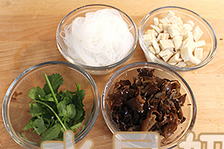 羊肉泡馍,将<a style='color:red;display:inline-block;' href='/shicai/ 523'>粉丝</a>、<a style='color:red;display:inline-block;' href='/shicai/ 233'>木耳</a>泡发，<a style='color:red;display:inline-block;' href='/shicai/ 233'>木耳</a>切丝，<a style='color:red;display:inline-block;' href='/shicai/ 131'>香菜</a>切段，<a style='color:red;display:inline-block;' href='/shicai/ 9560'>馍</a>切成指甲盖大小的丁，备用
