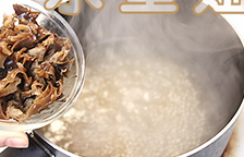 羊肉泡馍,将木耳放入煮好的羊肉汤中