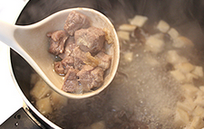 羊肉泡馍,接着放入羊肉，立即关火盛碗，即可食用