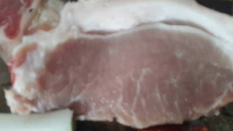 牛排,将肉切成片,用刀背面拍打成网格状,
