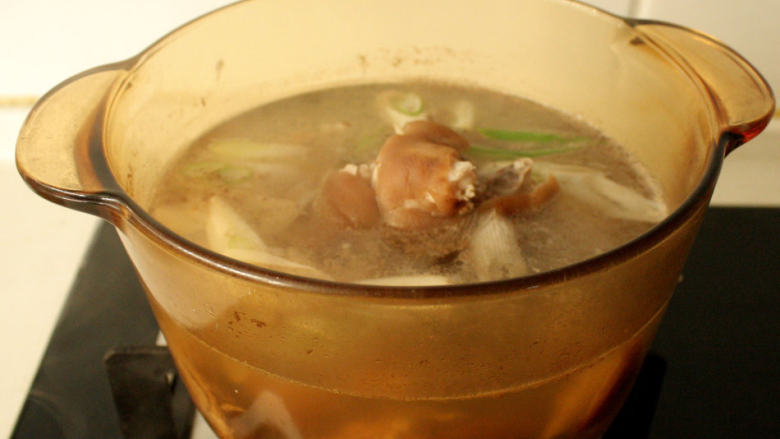 蹄花汤,将肘子放入锅内大火煮开，撇去浮沫，捞起备用