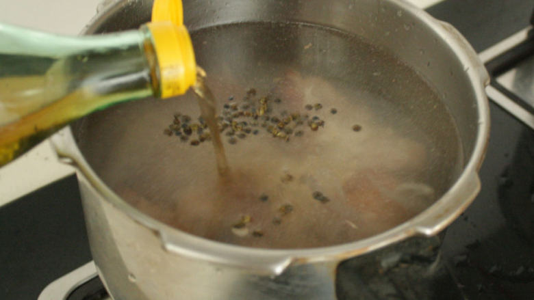 蹄花汤,在高压锅里放入蹄花、芸豆、<a style='color:red;display:inline-block;' href='/shicai/ 37'>姜</a>、<a style='color:red;display:inline-block;' href='/shicai/ 134550'>干花椒</a>、<a style='color:red;display:inline-block;' href='/shicai/ 718'>料酒</a>，盖上盖子