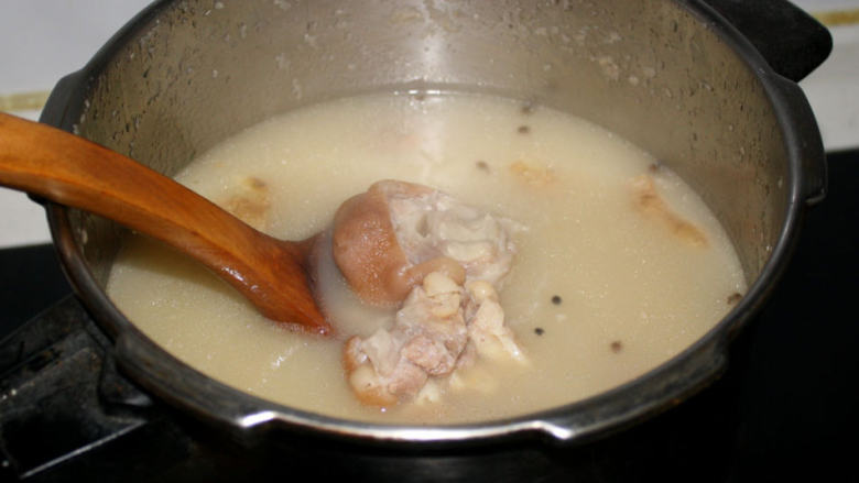 蹄花汤,炖30分钟到猪蹄软烂