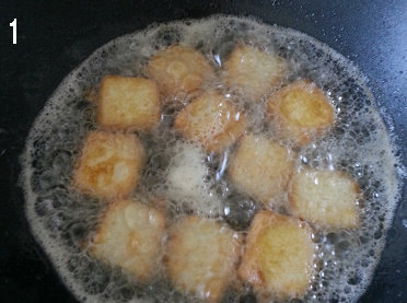 青椒家常豆腐,豆腐切合适入口的块。<a style='color:red;display:inline-block;' href='/shicai/ 9'>鸡蛋</a>打散。豆腐块沾上蛋液,下锅煎到两面金黄。捞出备用