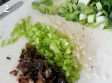 青椒家常豆腐,<a style='color:red;display:inline-block;' href='/shicai/ 230'>香菇</a>、<a style='color:red;display:inline-block;' href='/shicai/ 233'>木耳</a>切小丁。<a style='color:red;display:inline-block;' href='/shicai/ 2794'>大蒜</a>切碎。青椒切碎。香葱葱白切细圈