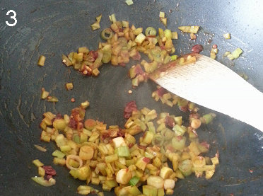青椒家常豆腐,锅里留底油。中小火,加入<a style='color:red;display:inline-block;' href='/shicai/ 705'>豆瓣酱</a>,慢慢炒开。加入大葱、青椒、香葱,炒出香