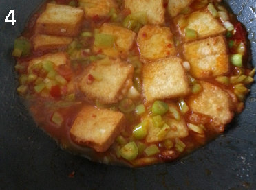 青椒家常豆腐,下入炸好的豆腐块,小心翻炒。加入<a style='color:red;display:inline-block;' href='/shicai/ 6366'>蔬菜汤</a>到基本淹没食材。上盖,保持微微沸腾,烧10-15分钟