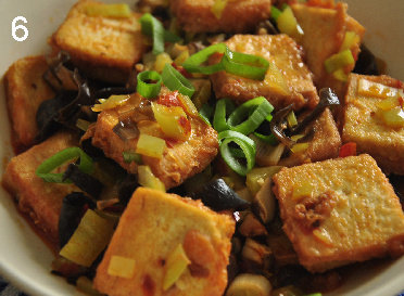 青椒家常豆腐,下入香菇、木耳。小心翻炒收汁。加盐、胡椒调味。给点点糖。汁不要收完,最后勾芡。装盘, 撒葱绿