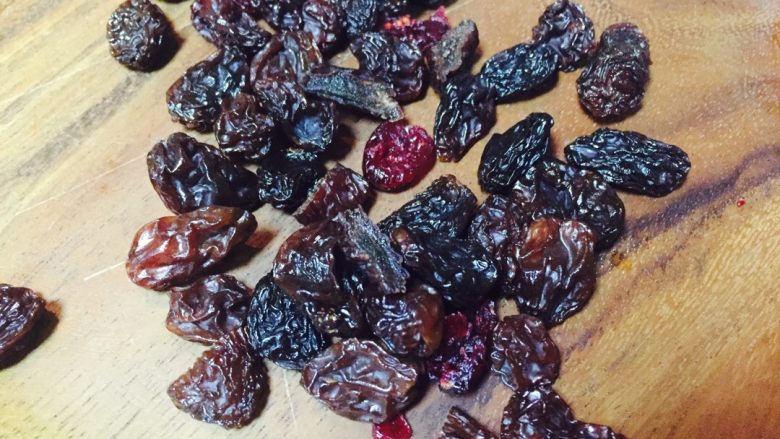 蔓越莓奶酪面包,最后面团加入切碎的蔓越莓干,揉至均匀