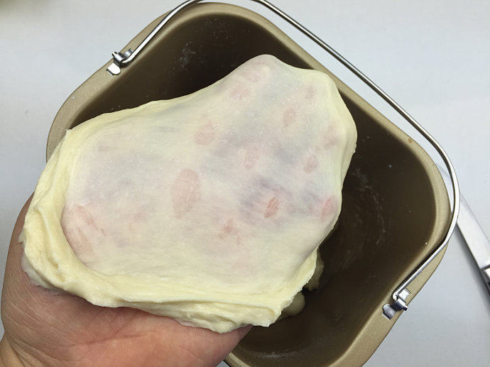 蜜豆小面包,面团完成,验视面团是否达到完全状态