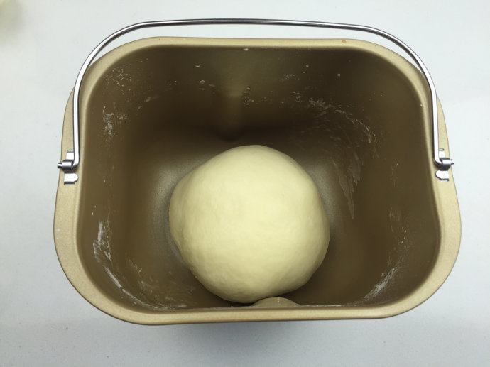 蜜豆小面包,将面团滚圆,盖保鲜膜