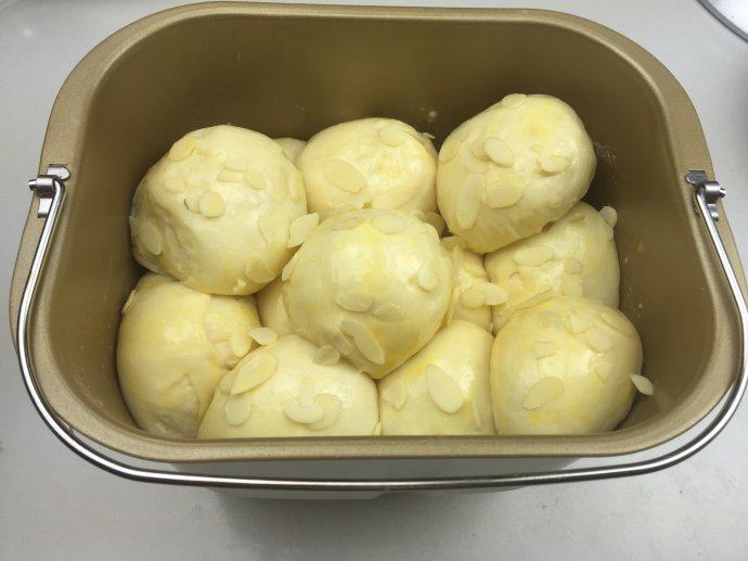 蜜豆小面包,将其发酵至2倍大,刷蛋液,撒杏仁片点缀