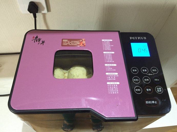 蜜豆小面包,面包机开启烘烤功能,将面包桶放入,烘烤45分钟