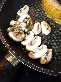 培根蔬菜浓汤,蘑菇片也在旁边微微煎一下,蘑菇也是众所周知的提鲜利器,在这款寡味的汤里能发挥重要作用。