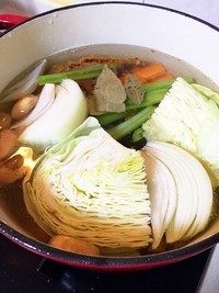 培根蔬菜浓汤,将除土豆、<a style='color:red;display:inline-block;' href='/shicai/ 122'>芦笋</a>、<a style='color:red;display:inline-block;' href='/shicai/ 119'>西兰花</a>以外的蔬菜全部放进去,加三片<a style='color:red;display:inline-block;' href='/shicai/ 3715'>月桂叶</a>,加没过菜的热水,大火煮滚转小火30分钟,加入土豆及浓缩高汤继续煮15分钟,高汤不宜加太多,蔬菜汤一般味道较寡,加高汤可以提鲜,但加太多又会盖住蔬菜本来的鲜甜,所以少少就好了。
